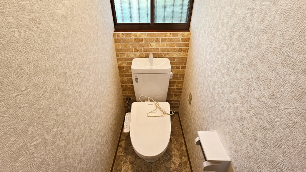 窓のある独立トイレも新調済み。日常的に使う水回りがすっきり整えられています。