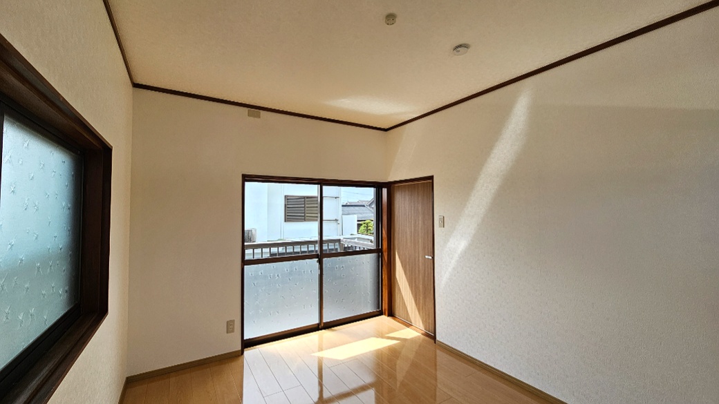 バルコニーに面した6帖洋室。自然光が入り、寝室や子ども部屋に使いやすい一室です。