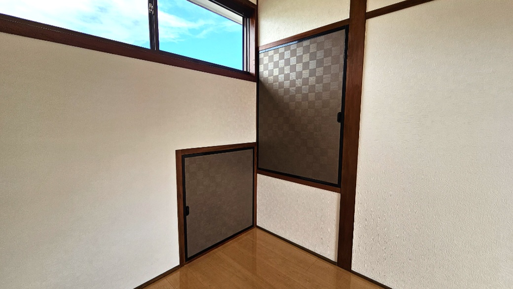 壁面の小屋裏収納は、季節用品などを居室から分けてしまう場所として役立ちます。