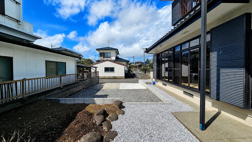 和室の窓先には砂利と土の庭。植栽や家庭菜園など、自分らしく手を加えられます。