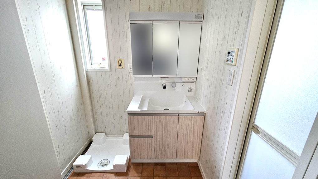 洗面台は使い勝手の良いハンドシャワー付きの三面鏡タイプ。