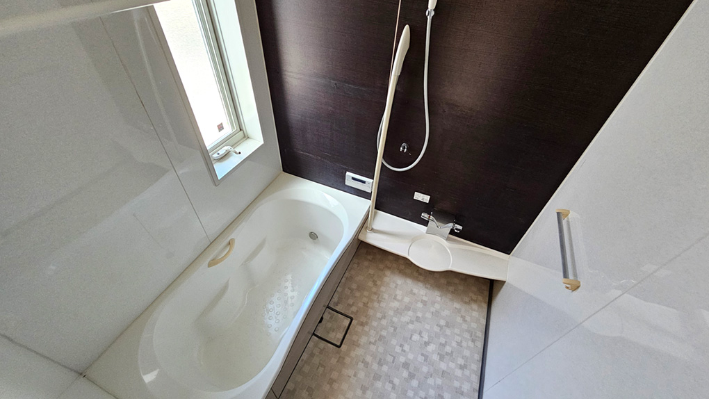 浴室は清掃のしやすいユニットバスで、洗い場や浴槽も広く、親子で入浴できます。