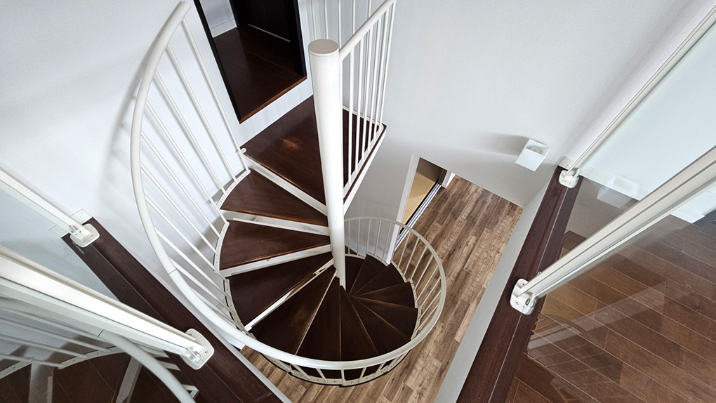 独特な形状と美しいデザインで、空間を魅力的にする螺旋階段。