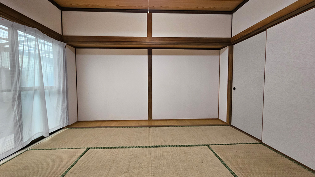 西側の和室には衣類や日用品を収納するためのタンスが置ける板間がります。