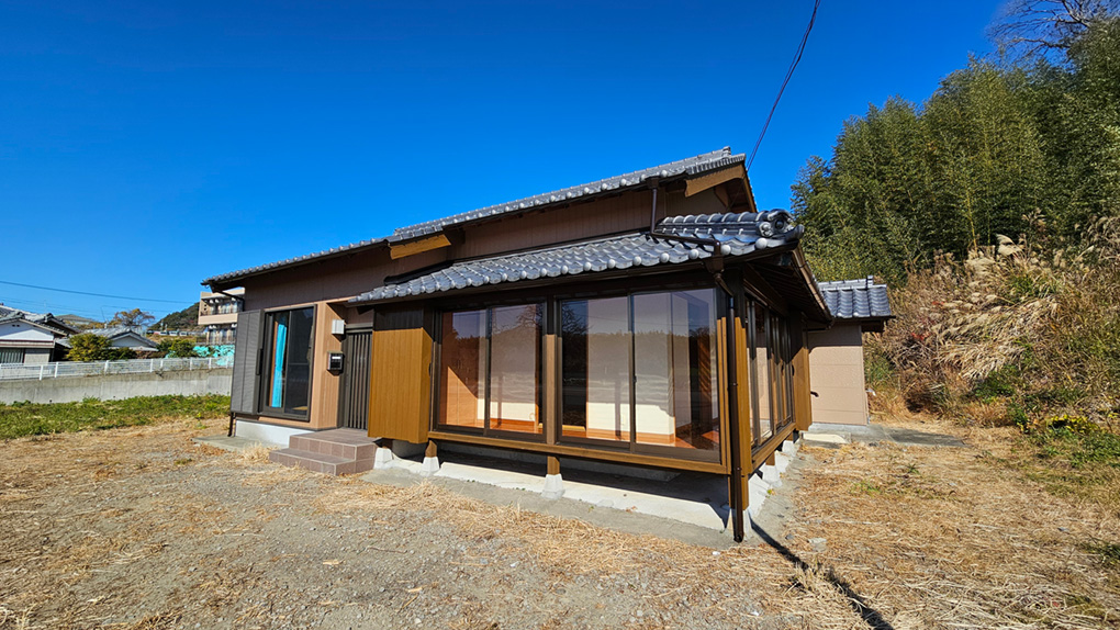 郡司分の県道沿いに立地する平屋住宅です。