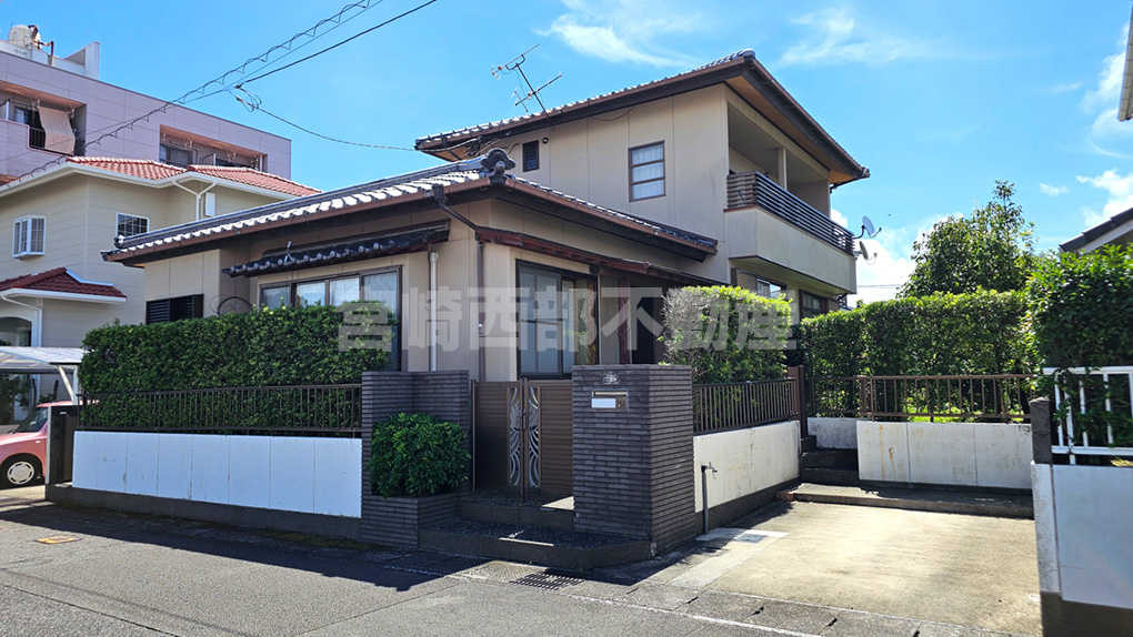 城ケ崎四丁目の閑静な住宅街に佇む、風格ある瓦屋根の和風住宅。