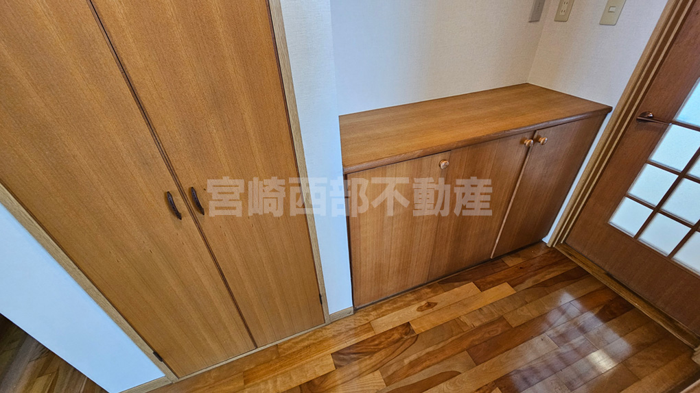 ホールには大容量の収納があり、日用品や季節物をスッキリしまえます。