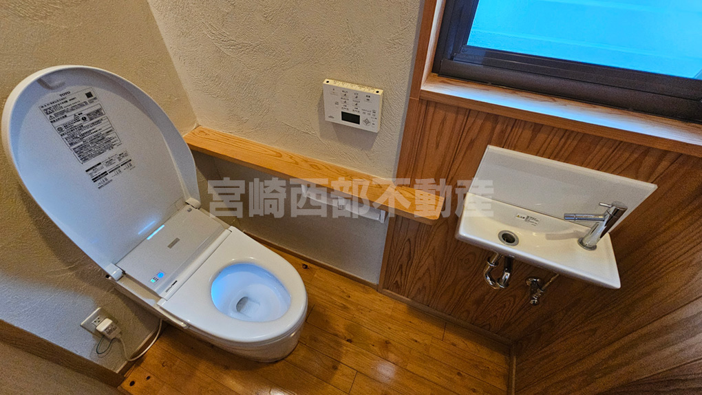 温水洗浄便座＆手洗いカウンター付きの快適設計がうれしいトイレ。