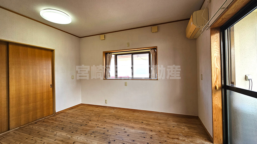 自然素材が心地よい2階洋室。三面採光で日当たりも風通しも抜群です。