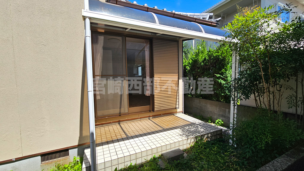 東側に設けられた屋根付きテラス。雨の日でも安心して洗濯物が干せ、ちょっとした作業台としても◎
