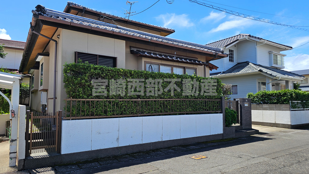和瓦の屋根と落ち着いた色合いの外壁が印象的な、和風建築の美しさを感じさせる佇まい。