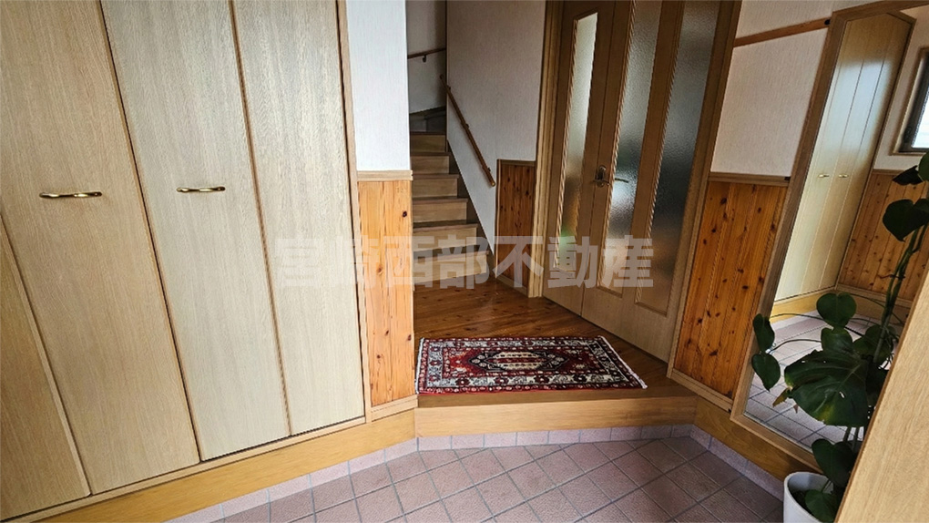 木の温もり溢れる玄関ホール。腰壁のアクセントが上質さを演出します。