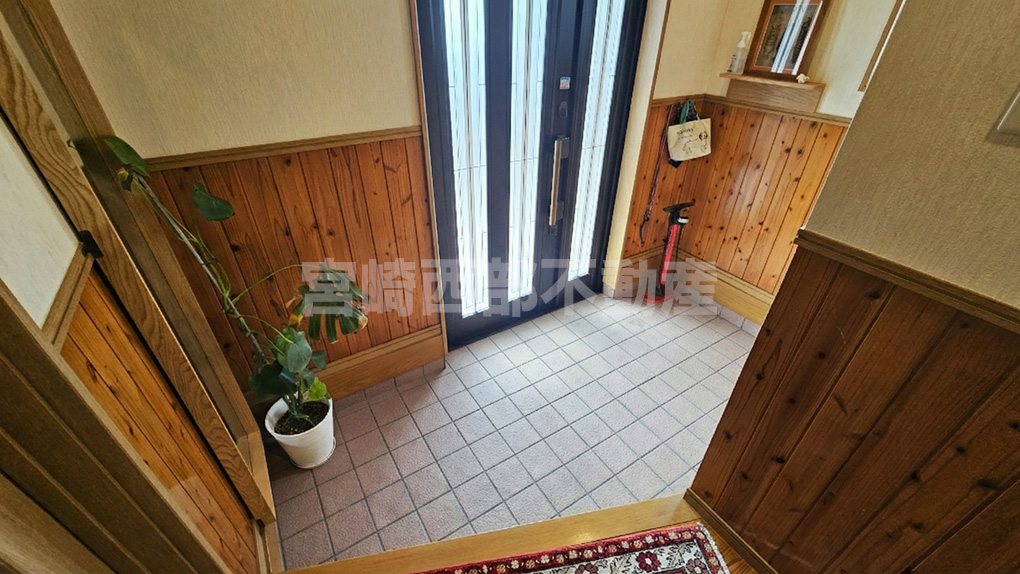 スリットガラスから光が注ぐ明るい玄関。ゆとりある広さが魅力です。