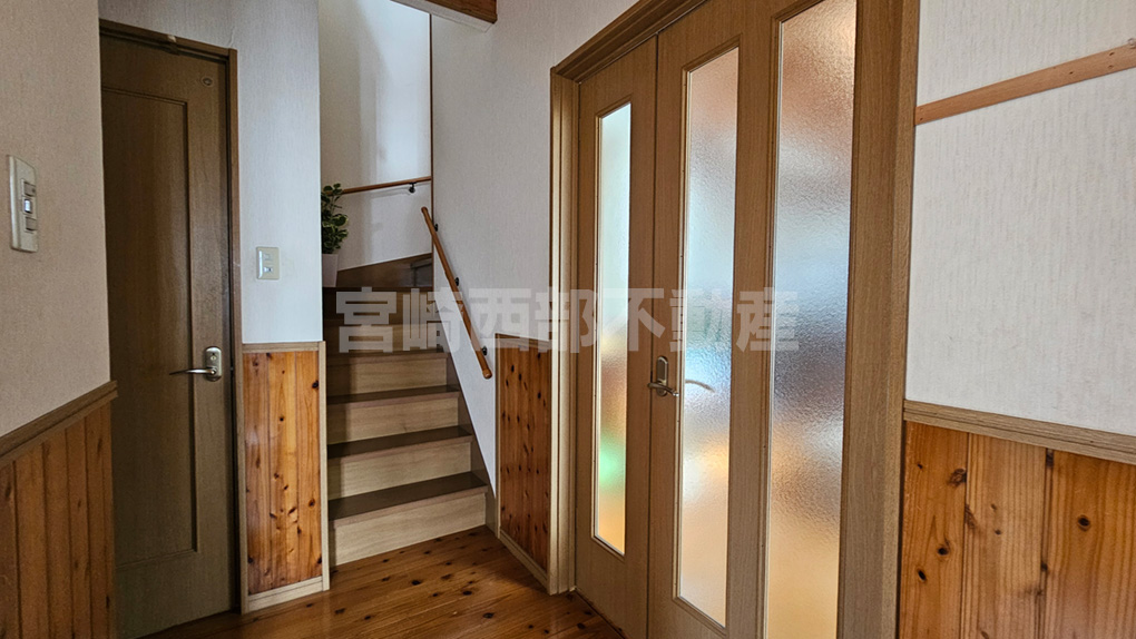 建具や床など細部まで木の質感で統一され、家全体に温かみを感じます。