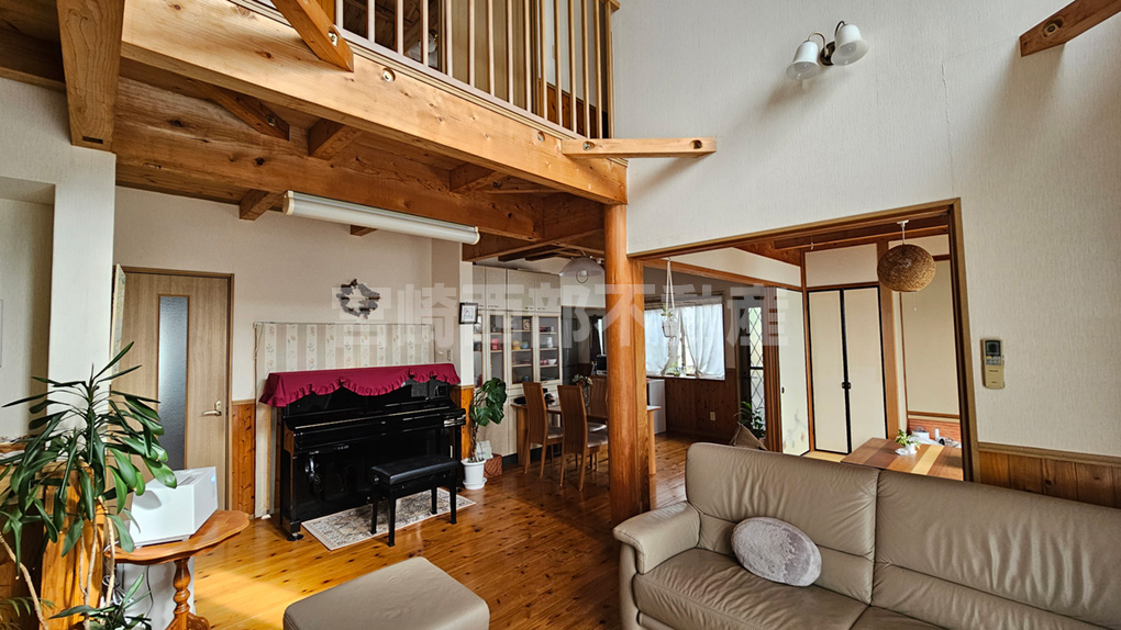 開放感抜群の吹抜けリビング。存在感のある太い丸太柱が印象的です。