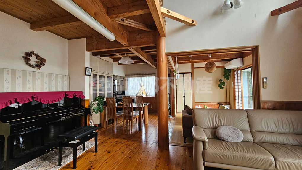 梁が見える天井がお洒落。和室と繋がり広々と使える寛ぎの空間です。