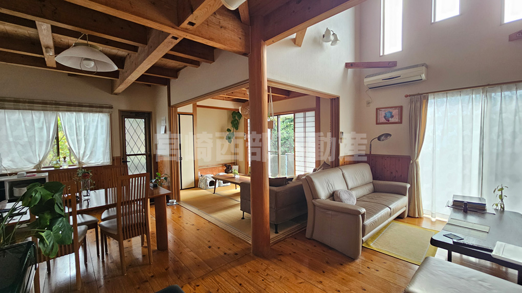 南側の窓から陽光が降り注ぐ明るいLDK。無垢材の床が心地よいです。