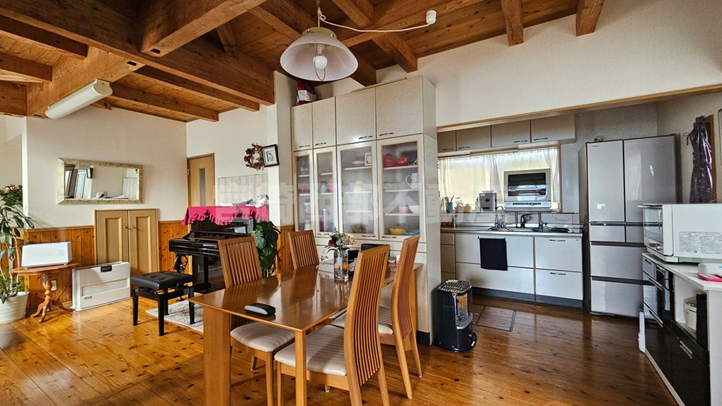 キッチンへの動線も良く、木の天井の下で会話が弾むダイニング空間。