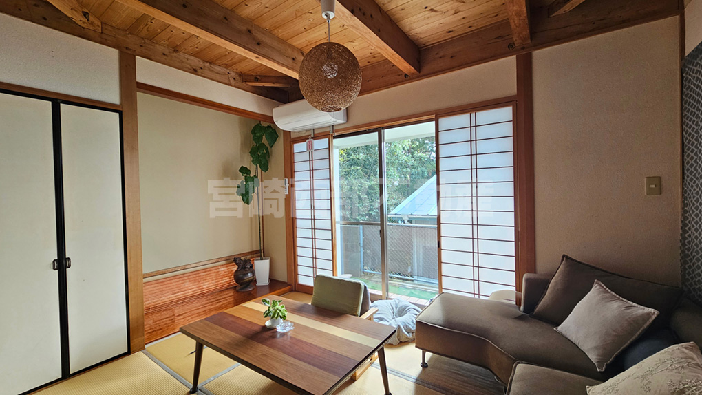 リビング横の和室は、陽当たりも良くゴロンと横になれる癒しの場所。