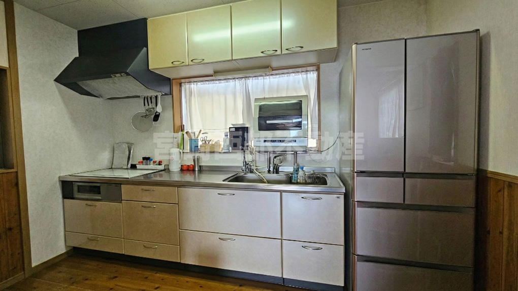 収納豊富なシステムキッチン。窓から光が入り、明るく換気も良好な空間です。