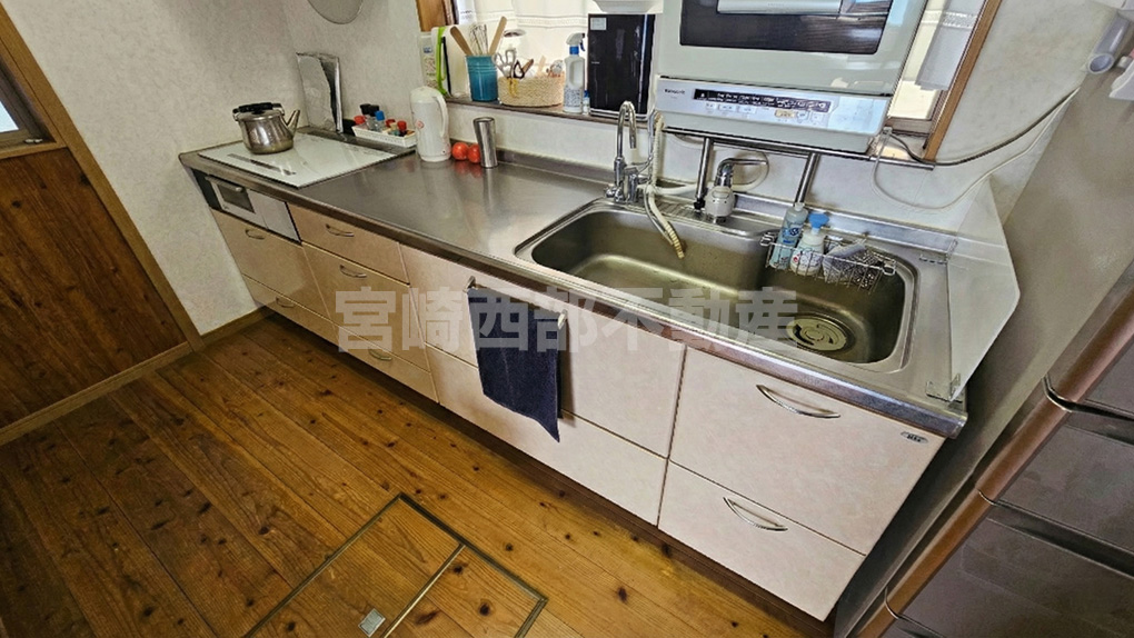 広々としたシンクと調理スペース。手元が明るく、日々の家事も捗ります。