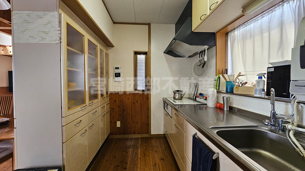 背面には大型のカップボードを完備。食器や食品ストックも美しく収納できます。