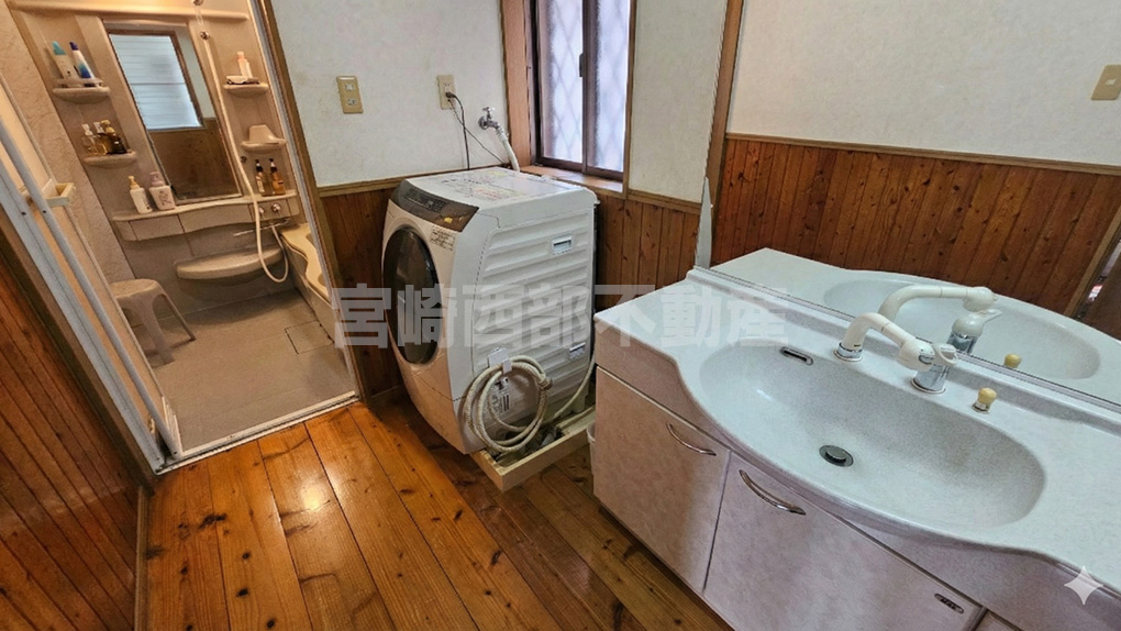 浴室への動線もスムーズ。ゆったりとした脱衣スペースで快適に使えます。