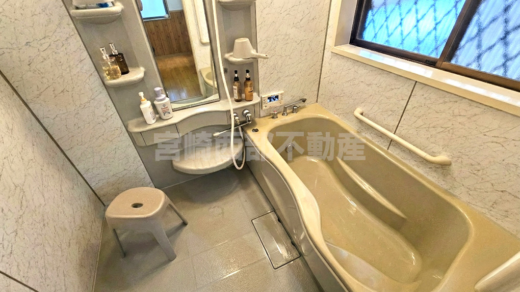 窓があり換気もできる明るい浴室。手すり付きで安全性にも配慮されています。