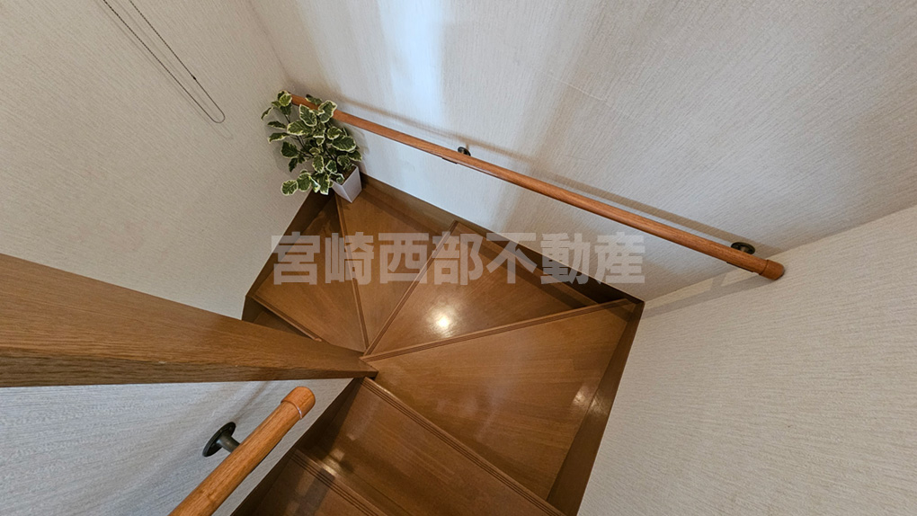 丁寧な造りの木製階段。手すりが設置されており、昇り降りも安心です。