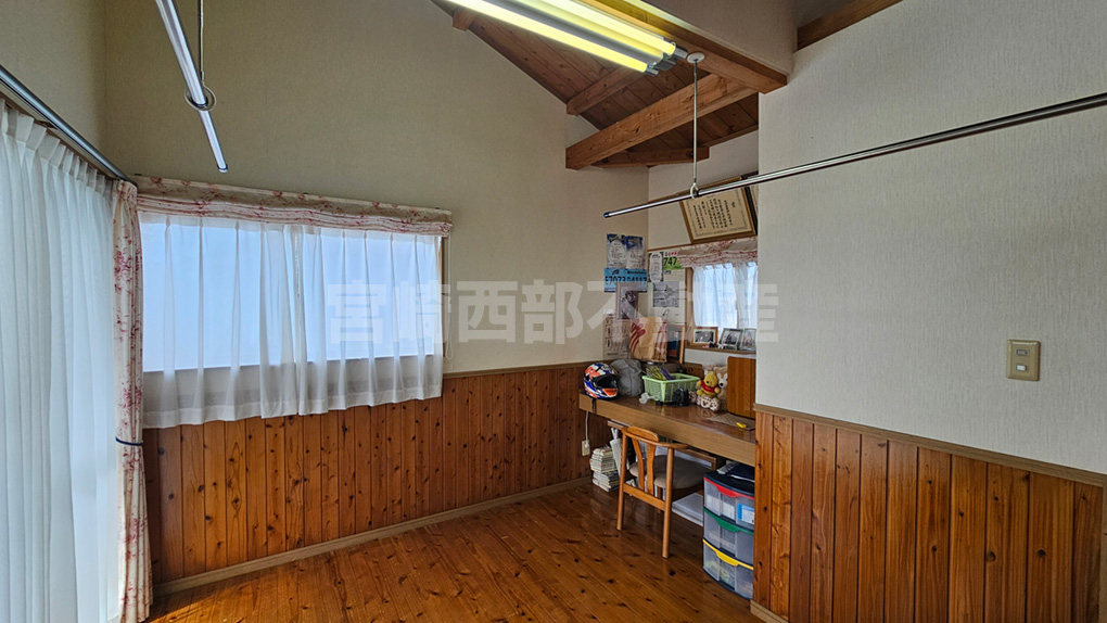 勾配天井が開放的な2階洋室。造り付けデスクがあり書斎や子供部屋に最適。