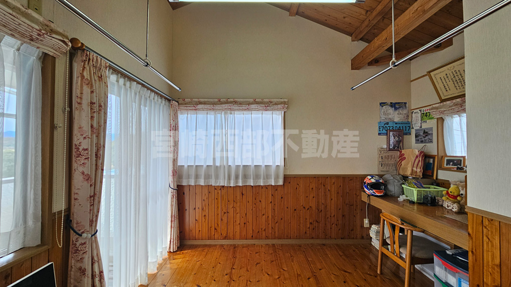 バルコニーに面した明るい一室。室内物干し完備で雨の日のお洗濯も安心です。