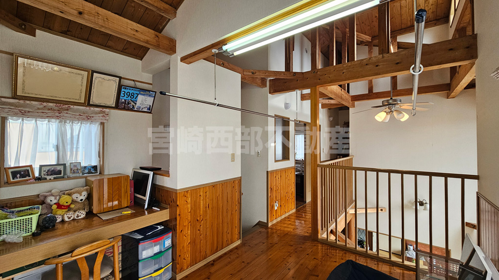 吹抜けと繋がる2階プレイルーム。7帖の広さがあり多目的に使える空間です。