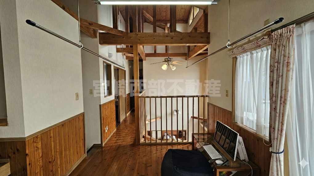 カウンター付きのホールは、読書やスタディコーナーとしても最適な場所です。