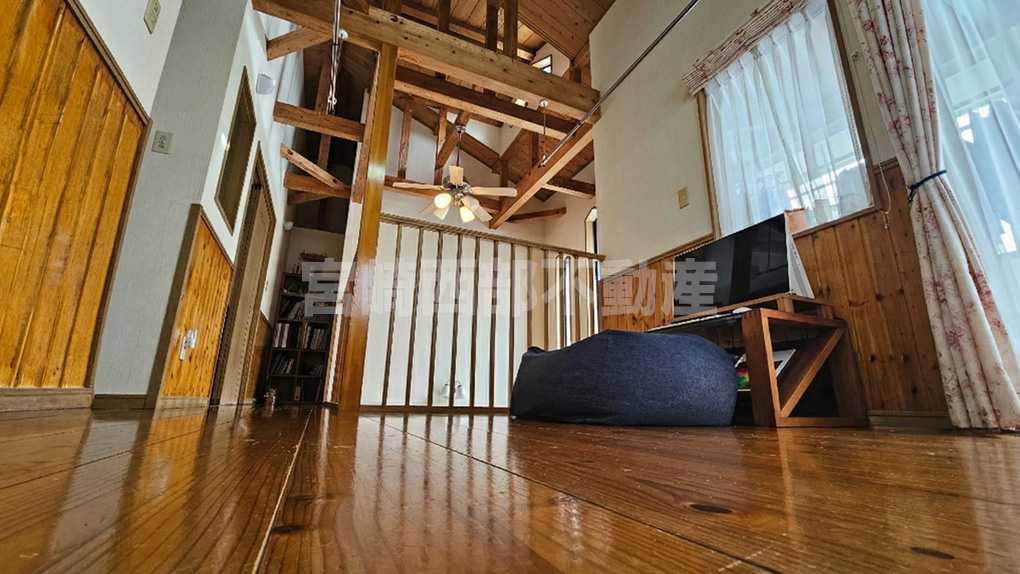 無垢床が広がる2階ホール。シーリングファンが空気を循環させ年中快適です。