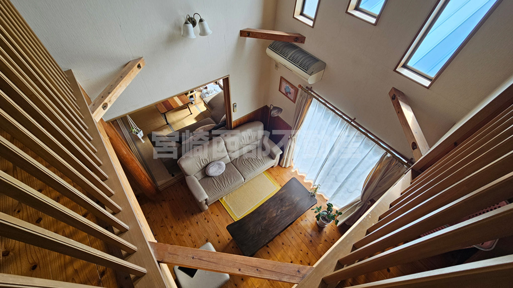 2階からリビングが見下ろせる設計。どこにいても家族の気配を感じられます。