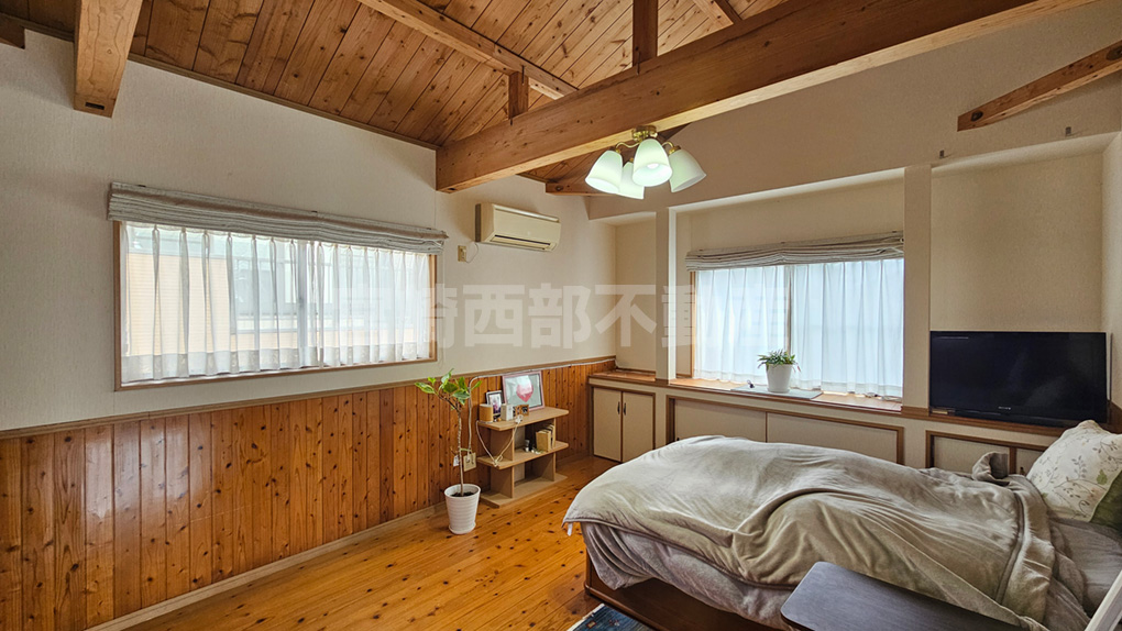 勾配天井と太い梁が魅力の洋室。木の温もりに包まれ深くリラックスできます。