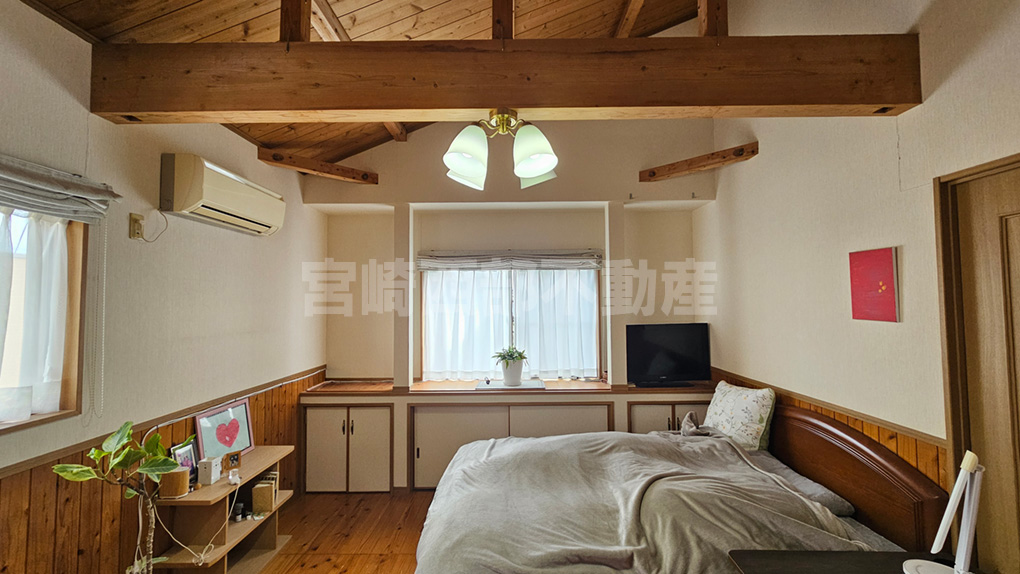 窓辺のカウンターや収納が便利な個室。高い天井で畳数以上の広さを感じます。