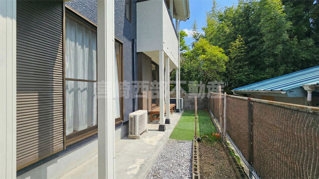 リビング前の庭スペース。人工芝敷きで手入れも楽々、子供の遊び場に最適。