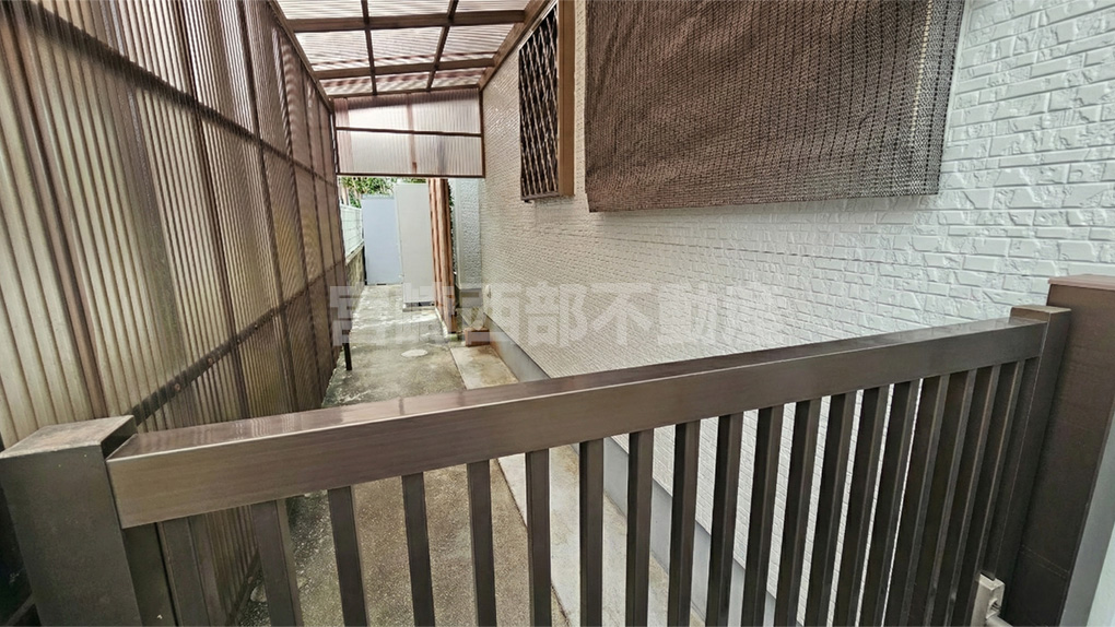 屋根付きのバックヤード完備。雨に濡れずに自転車や道具を保管でき便利です。