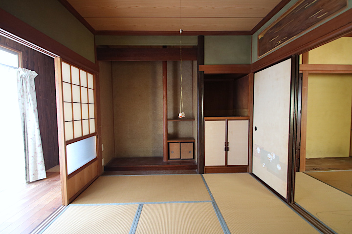 南側の和室には床の間と仏間があります。