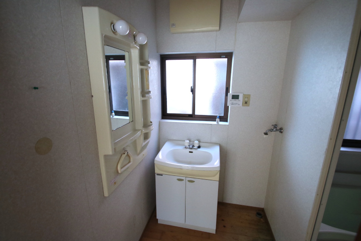 洗面所は窓から採光が取れるように洗面台を上下に分断して設置しています。