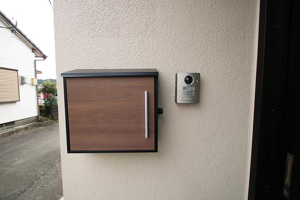 玄関前には郵便ポストとテレビドアホンのカメラ玄関子機を新設。