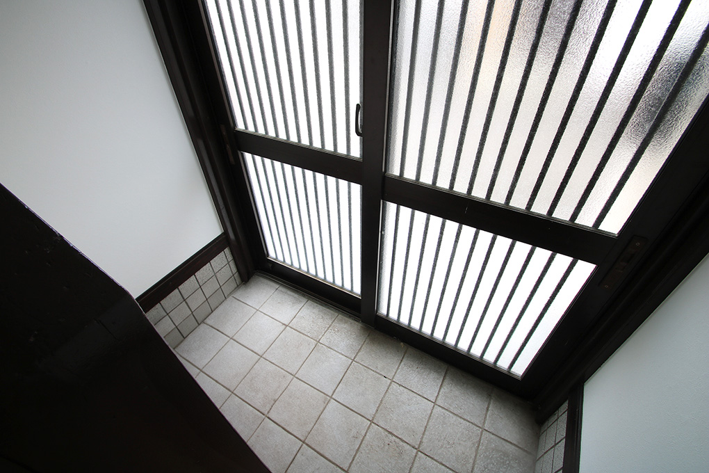 玄関戸は格子ガラスなので採光も確保しています。