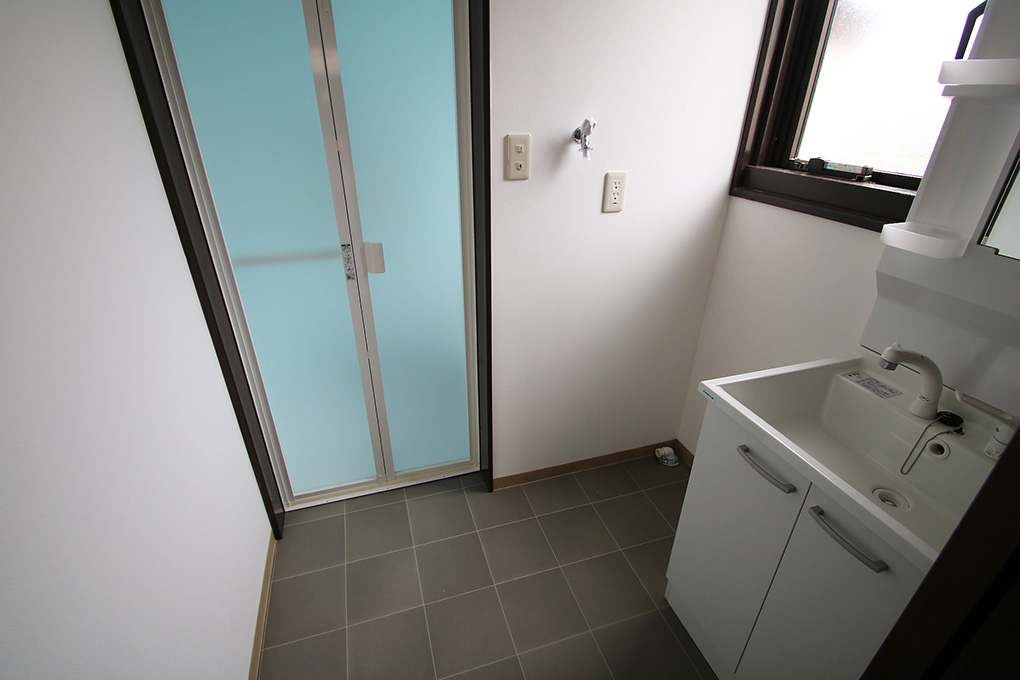 洗面所の床も耐水性のあるクッションフロアシートを張っています。