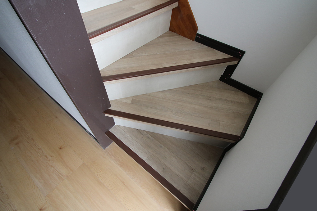 階段は踏板が広く、蹴込と色違いなので踏み外す危険が少ない配慮がされています。