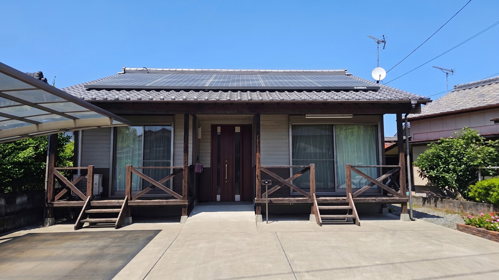 南向きの県道沿い。太陽光発電を搭載した平屋住宅です。