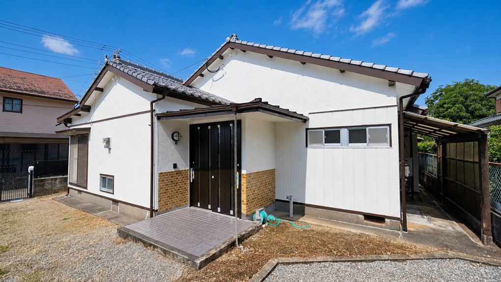 玄関まわりに余白があり、来客時もゆったり迎えられます。