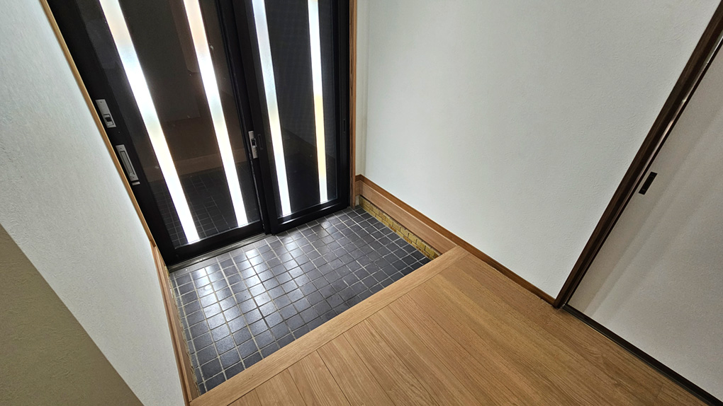 すっきりした玄関で、帰宅後の動きも整えやすい空間です。