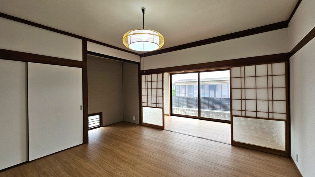 障子越しの光が入り、落ち着いて過ごせる居室です。