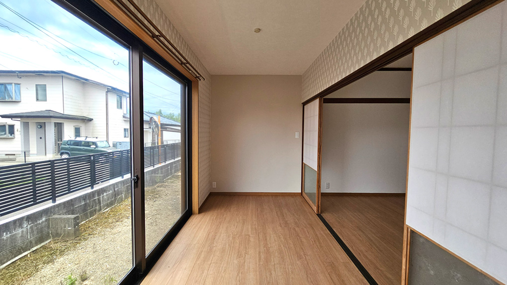 広縁から庭へ視線が抜け、日常に心地よい余白が生まれます。